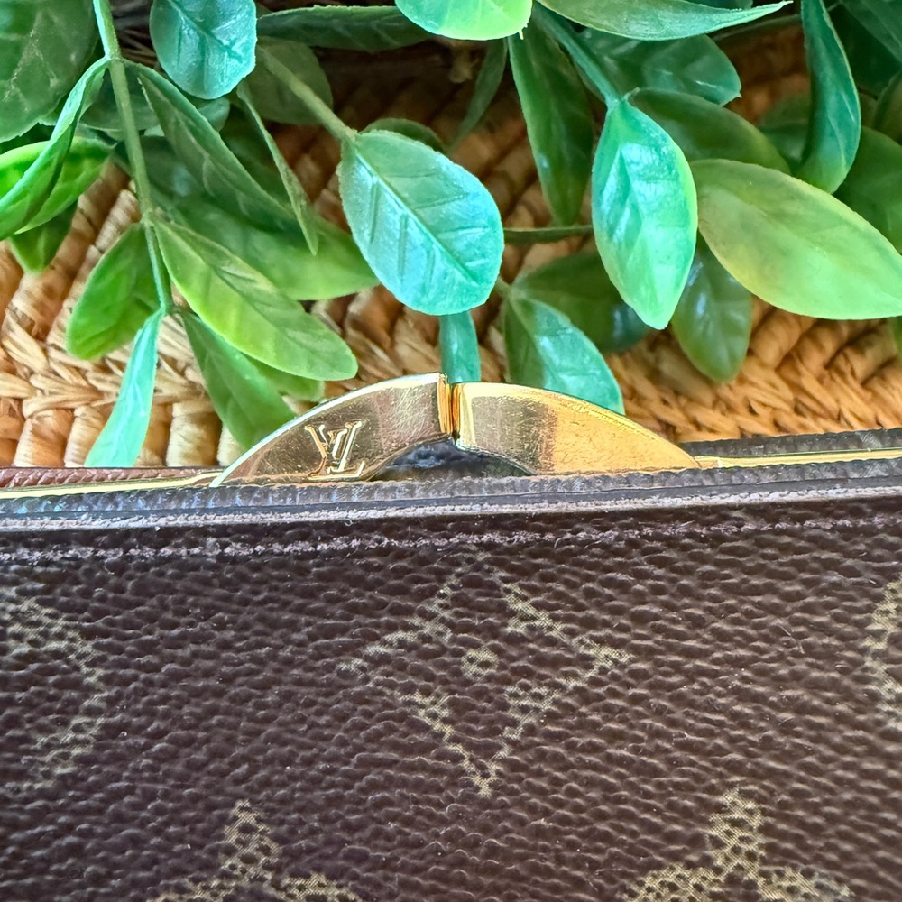 Louis Vuitton Dark Brown Monogram Wallet with Kisslock - Picture 4 of 17